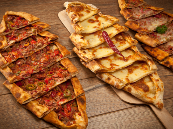 Pide mit Thunfisch, Zwiebeln & Käse